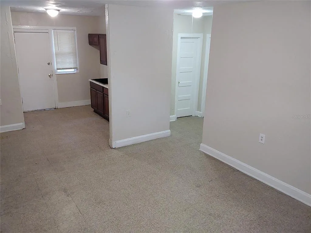 2 bed, 1.0 bath, 706 sqft, $899 — Photo 2