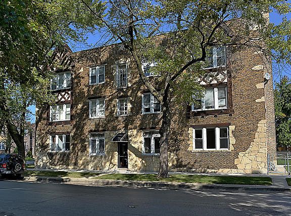 2nd image of 5614 W Wellington Ave APT 3E