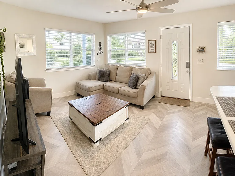 4733 W Wallace Ave — Photo 5