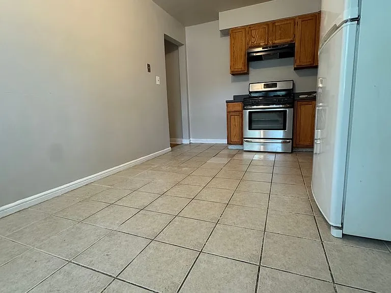 144-146 Custer Ave — Photo 13