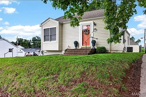 1033 Perry St Photo 1