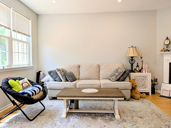 3rd image of 36 Scarlet Oak Dr