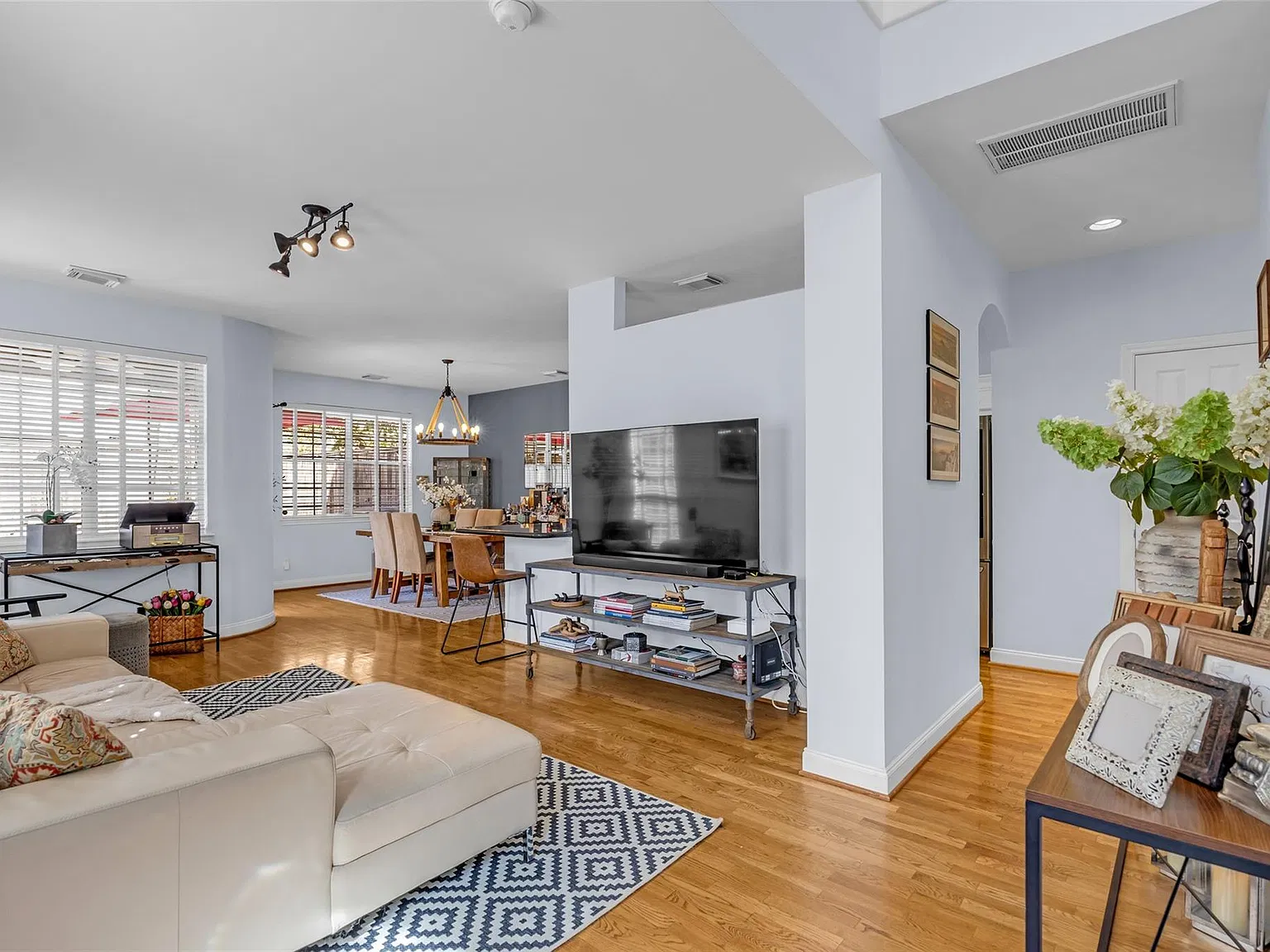 3 bed, 2.5 bath, 1765 sqft, $4,300 — Photo 4