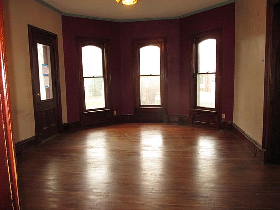 5th image of 214 N Gaylord Ave