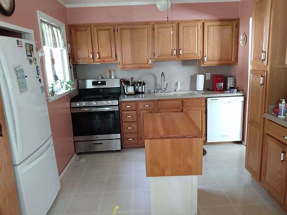 3rd image of 20 Champlain St