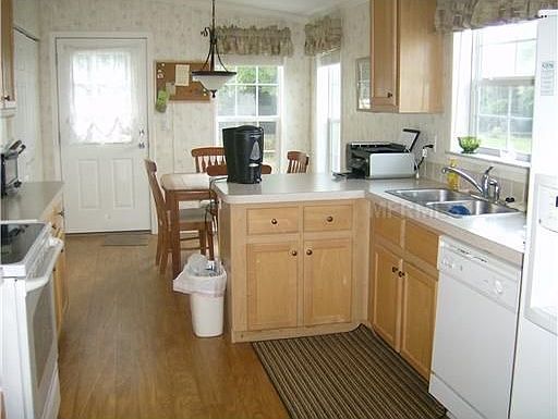5th image of 210 Columbia Dr