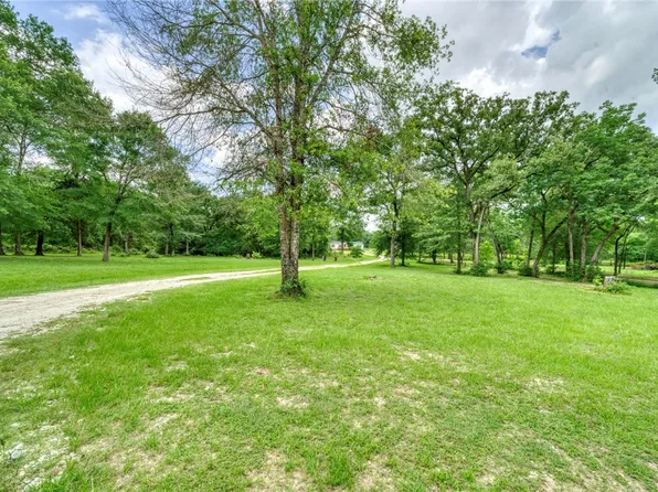 4045 Settlers Ln, Madisonville, TX 77864