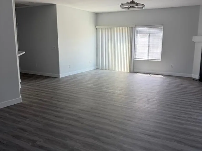 1071 Village Knoll Dr — Photo 3
