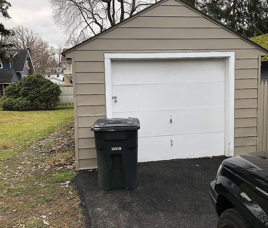 1726 Hollywood St NE photo 1