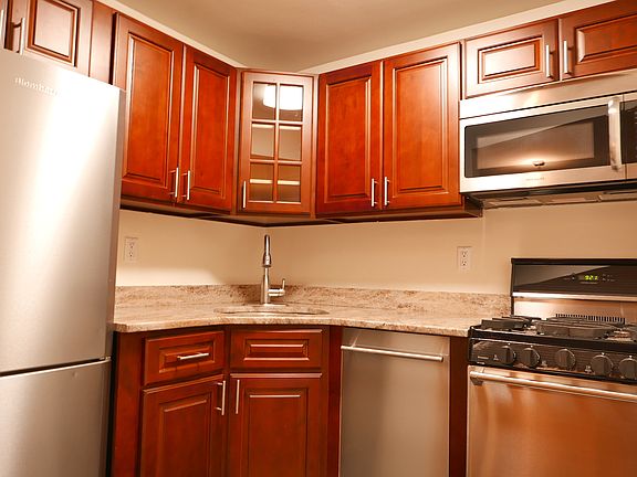 4th image of 108 W 71st St #7