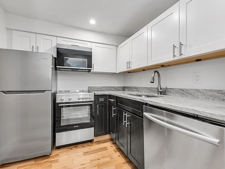 404 W 22nd St #1A — Photo 6