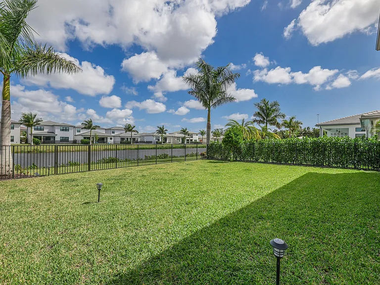 8283 Royal County Down Rd #8283 — Photo 12