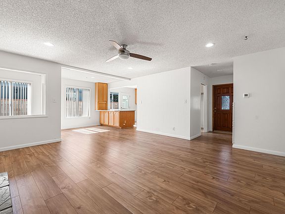 4th image of 44528 Lostwood Ave