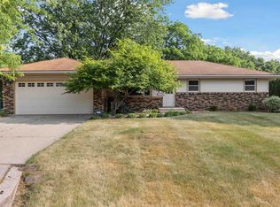956 Lollypop Ln, Machesney Park, IL 61115