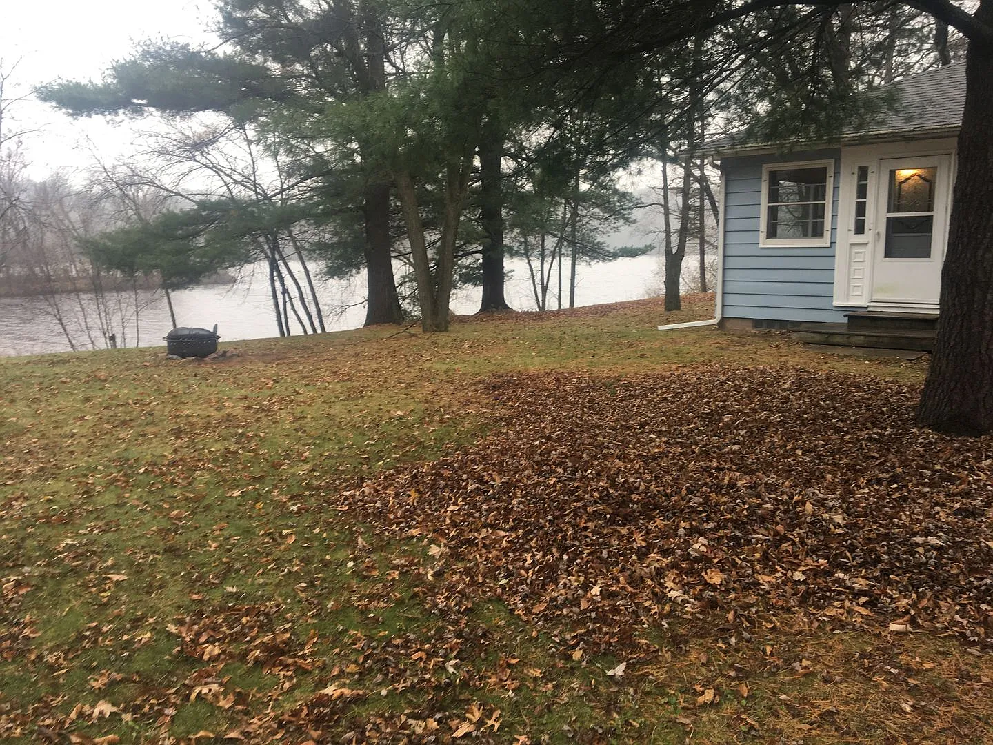 Beautiful 3 Bedroom Water Front Home with Dock — Photo 2