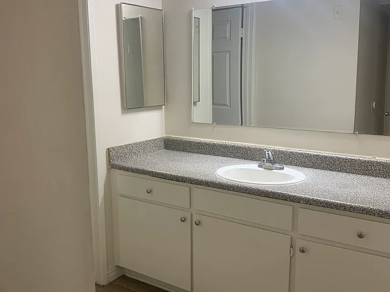 Hyde Park Apts — Photo 20