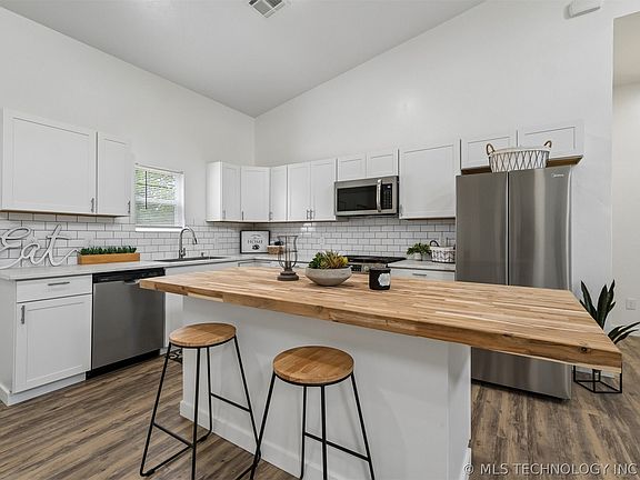 3rd image of 1427 S Little Ave