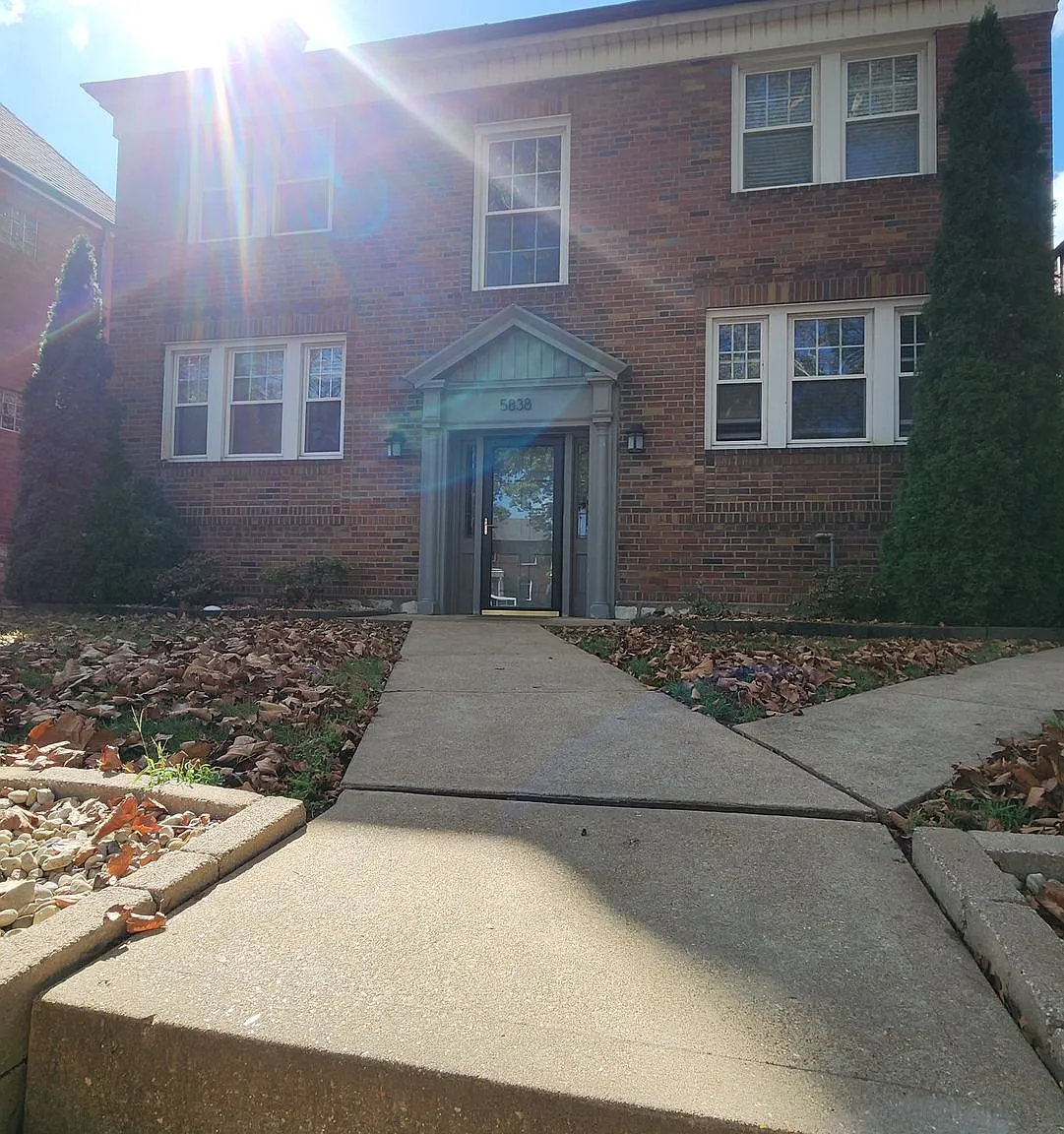 One Bedroom Apartment with Garage Parking! — Photo 2