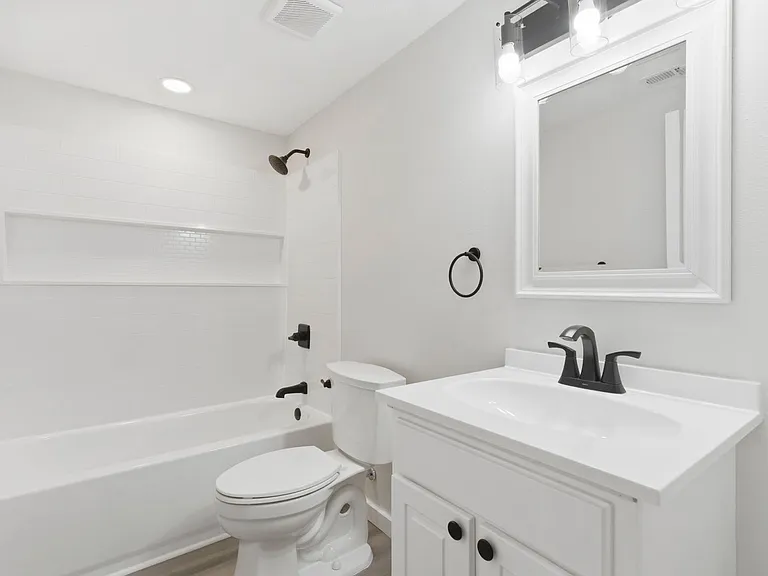 1339 E Division St — Photo 20