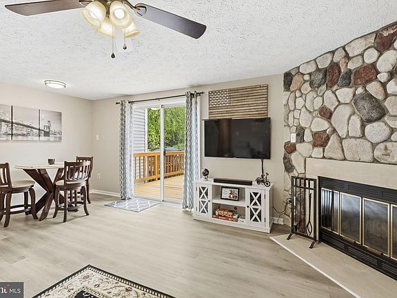 4th image of 359 Hickory Nut Ct