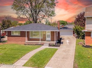 6639 Sharon St, Garden City, MI 48135