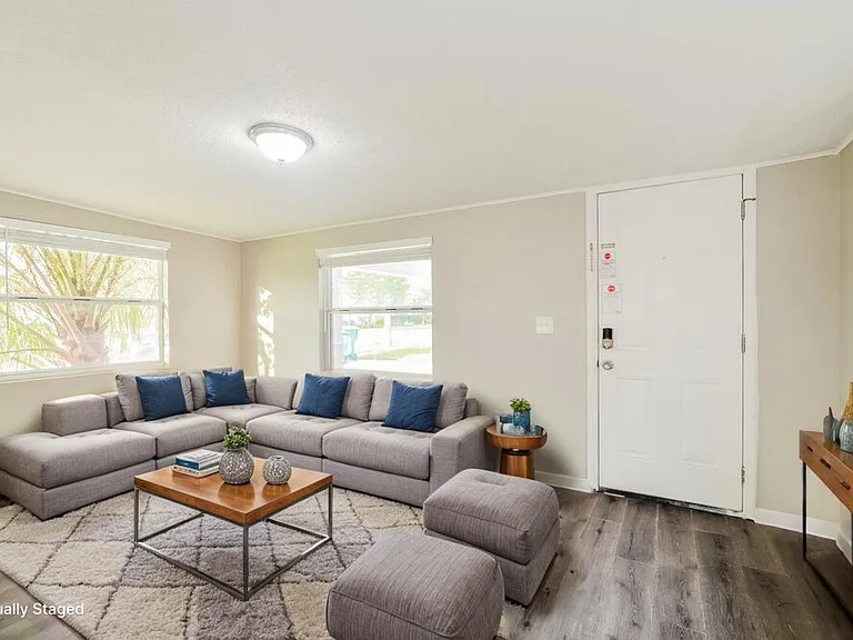 1198 Maxey Dr — Photo 4