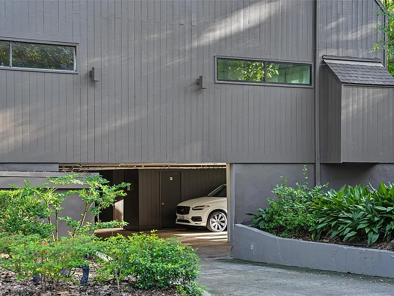 102 Litchfield Ln — Photo 2