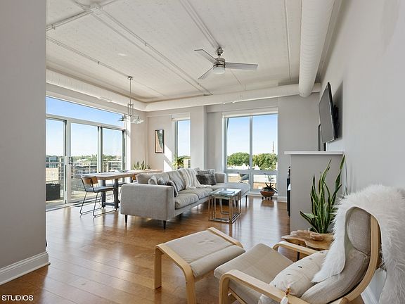 3rd image of 4846 N Clark St APT 501