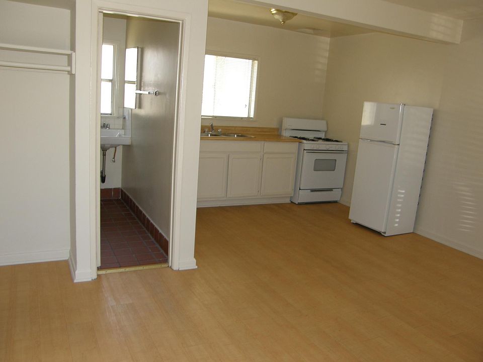 2nd image of 1129 Centinela Ave APT 04