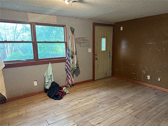 4th image of 1808 Summit Street