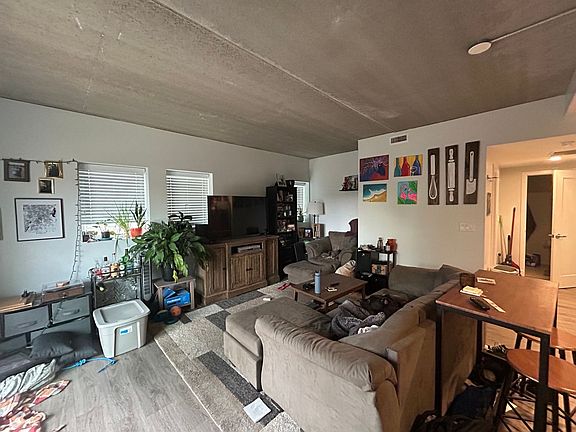 3rd image of 1323 W Morse Ave #402