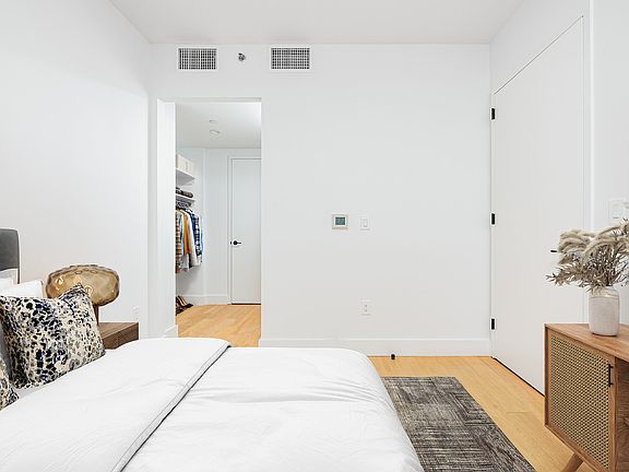4th image of 212 W 124th St #1104