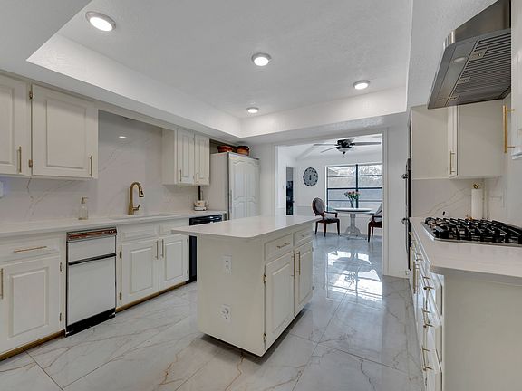 4th image of 950 Shady Cove Pl
