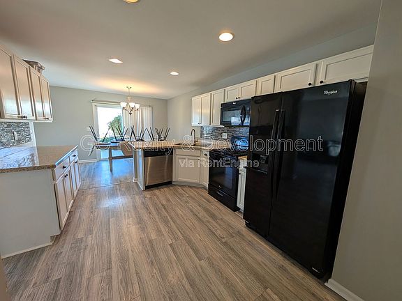 3rd image of 646 Vine St