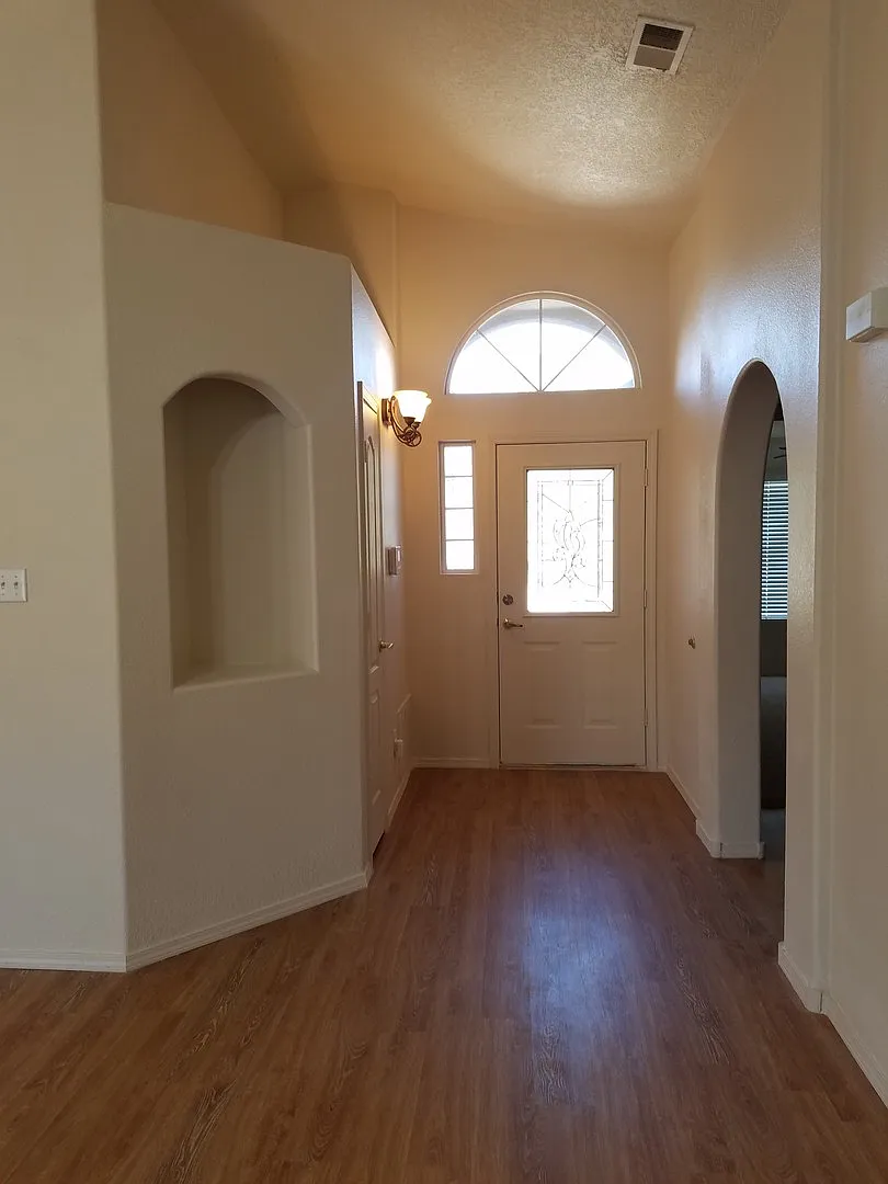 3 bed, 2 bath, 1400 sq ft home in Huning Ranch - New Carpet — Photo 3