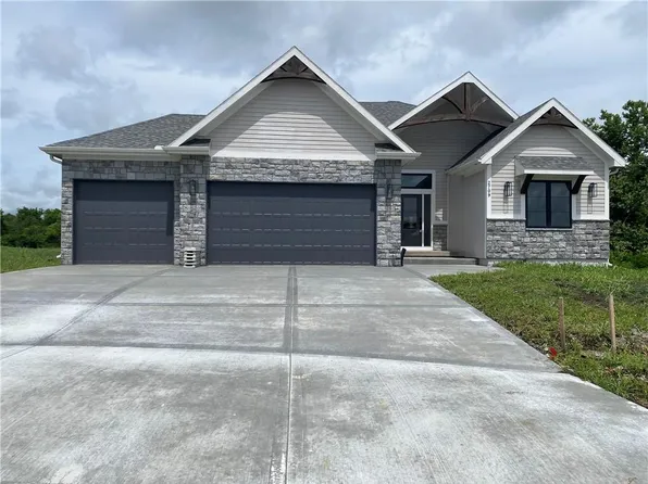 2709 Crestview St, Blue Springs, MO 64029