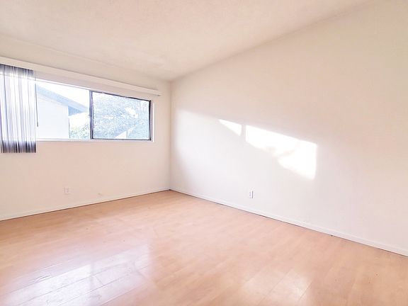3rd image of 1818 W Sumac Ln APT 4B