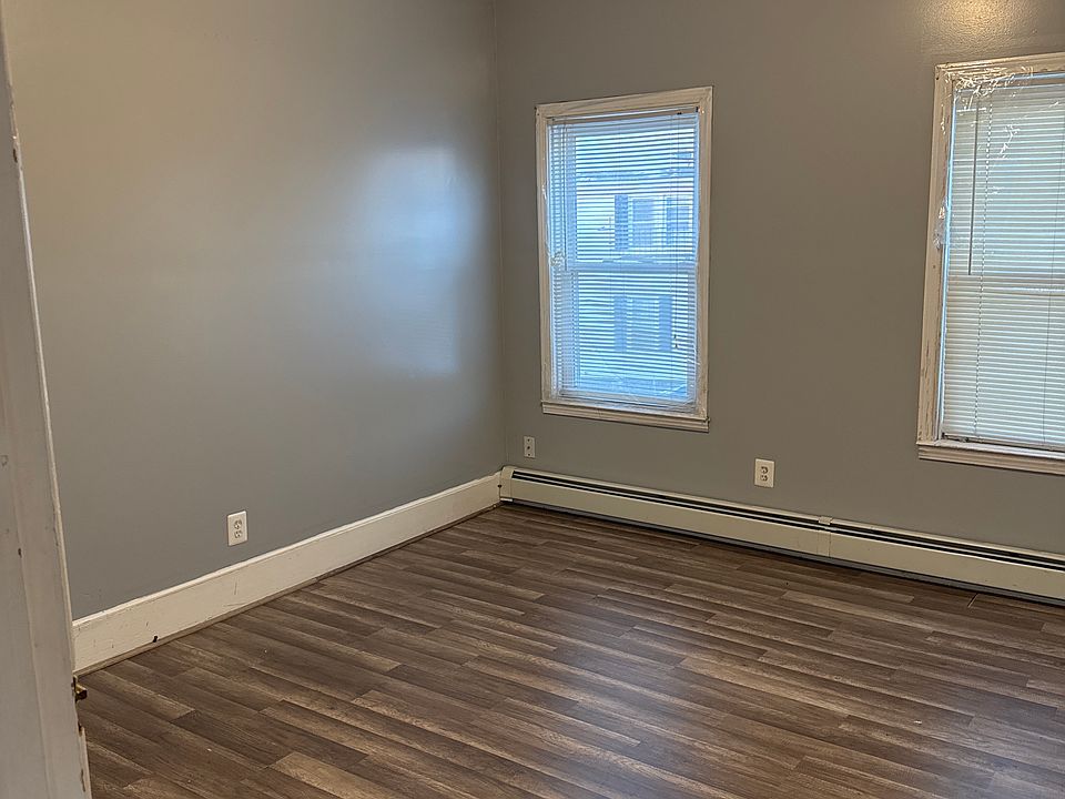 1st image of 484 Smithfield Ave Floor 2
