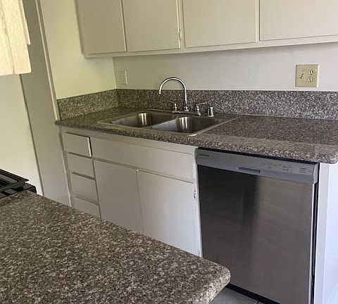 5th image of 2121 Ocean Park Blvd #7