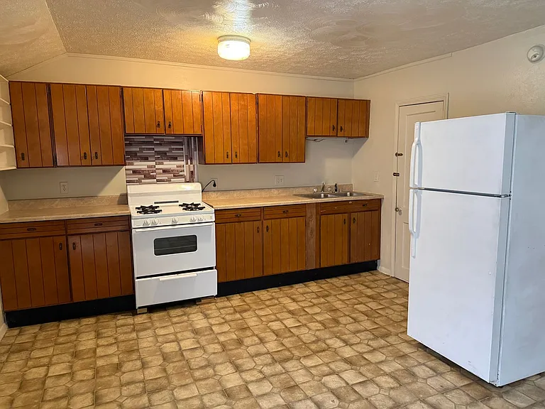 43 W Lewis St — Photo 10