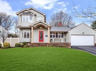 11 Tacoma Ln, Syosset, NY 11791