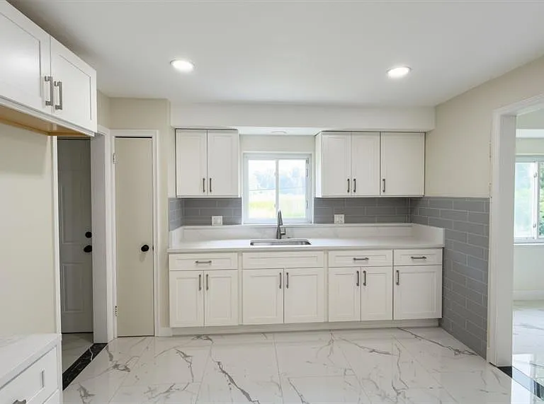 38803 Ecorse Rd — Photo 11