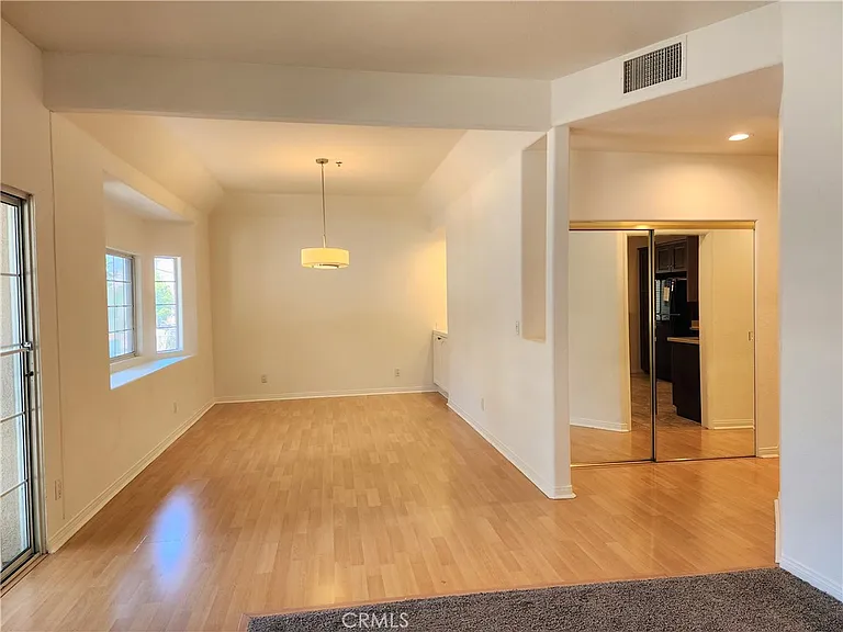 10630 Moorpark St #104 — Photo 7