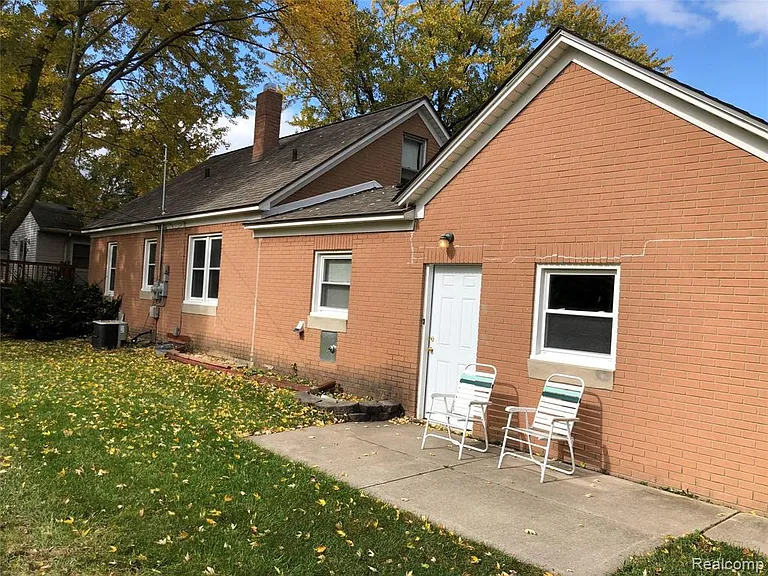 2111 W Forteen Mile Rd — Photo 34