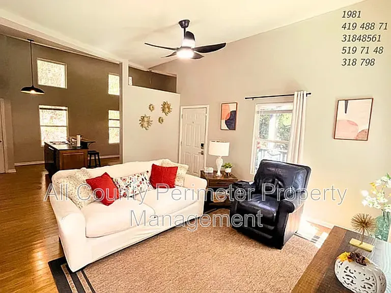 837 Forrest Cir SE — Photo 3