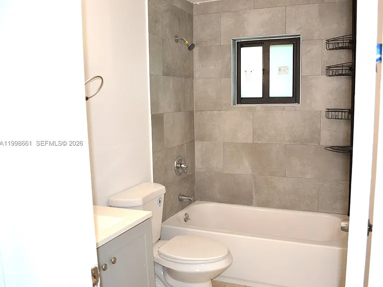 1037 SW 4th St #4 — Photo 8