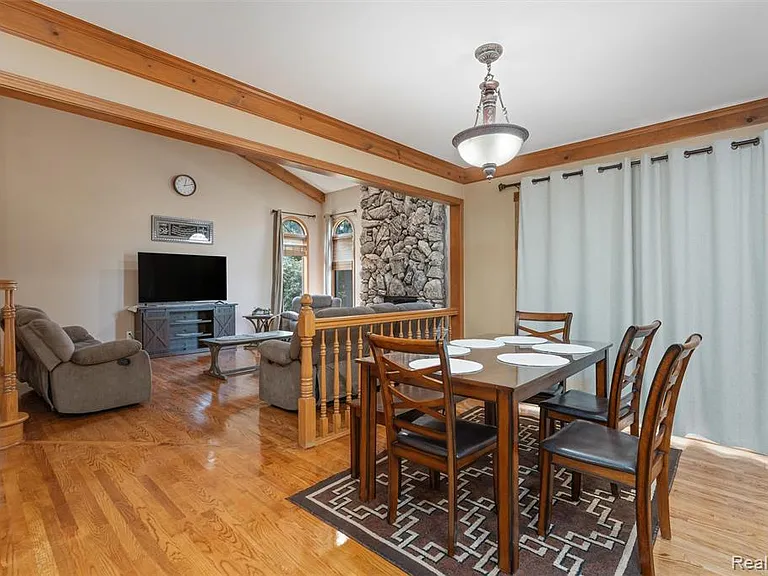 47105 Liberty Bell Rd E — Photo 10