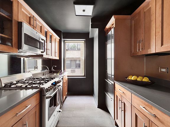 4th image of 424 E 52nd St #8C