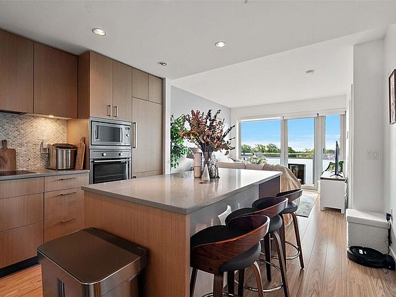 4th image of 838 Broughton St #808