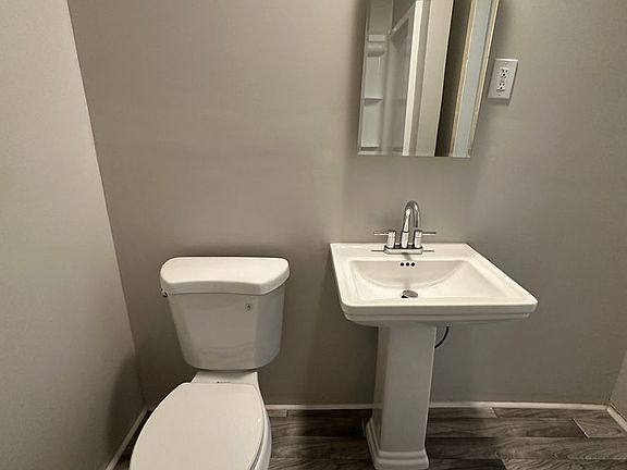 5th image of 943 Cole St APT 1
